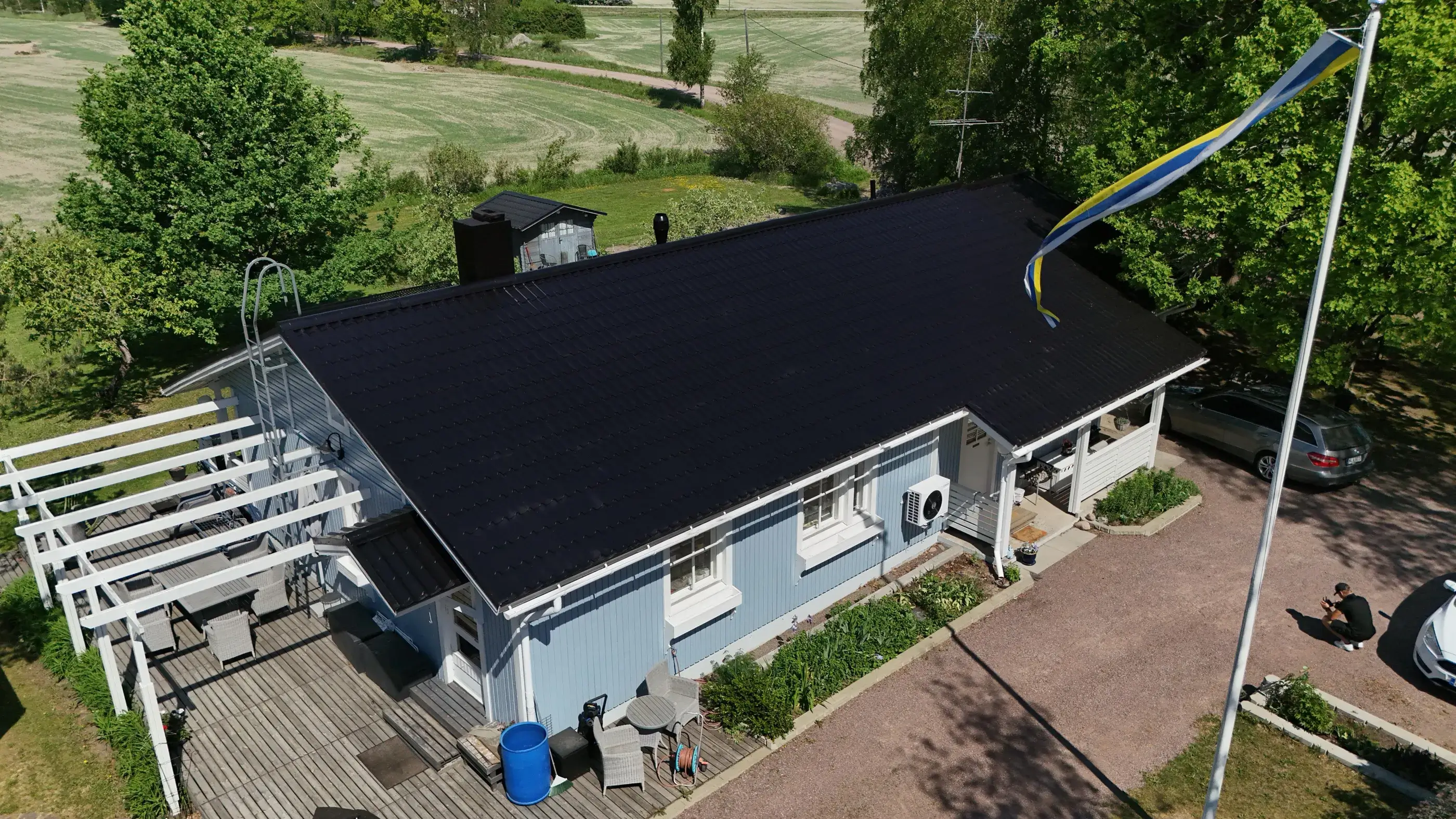 Sinisen talon katto pinnoituksen jälkeen
