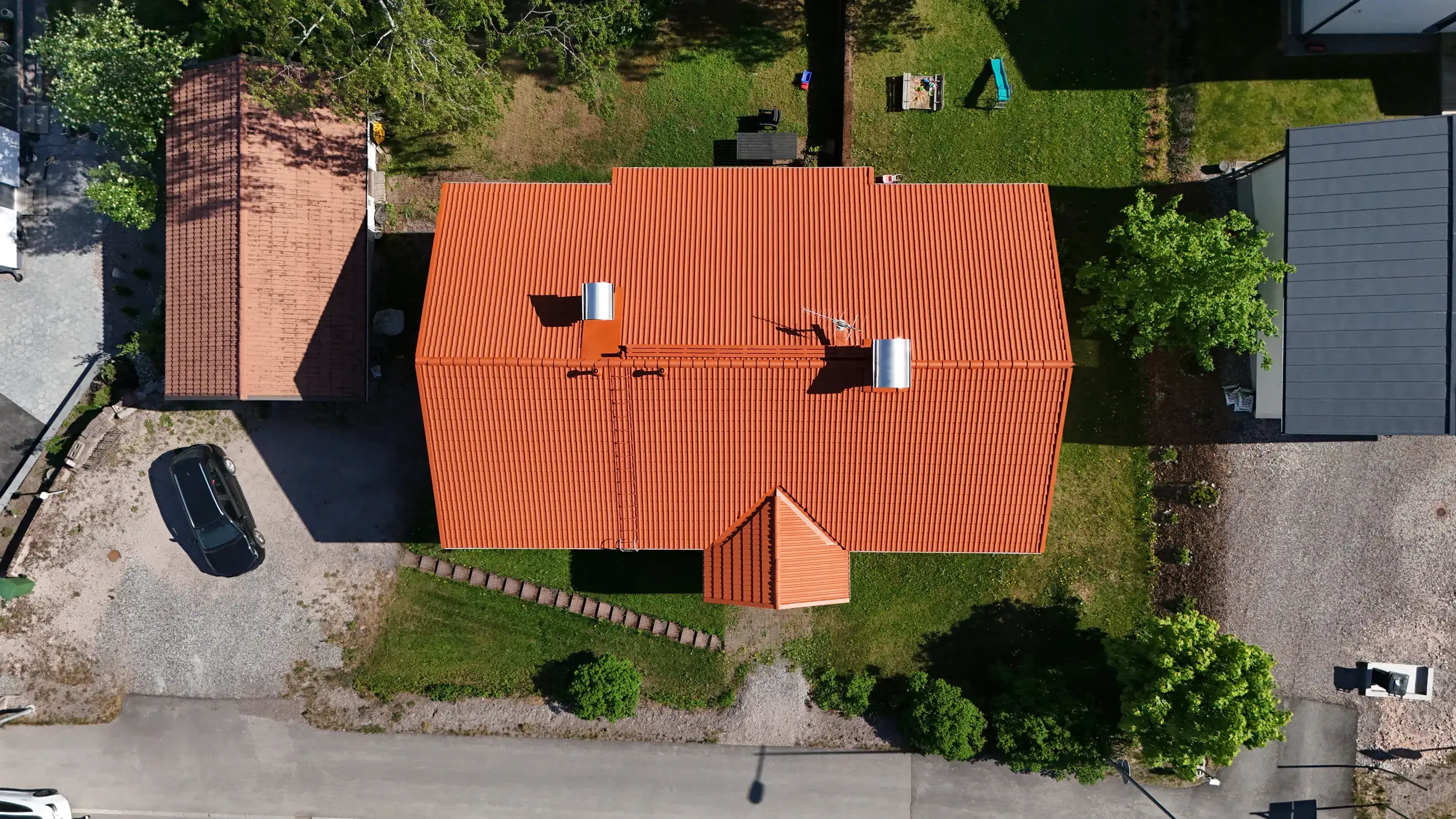Tiilikatto pinnoituksen jälkeen